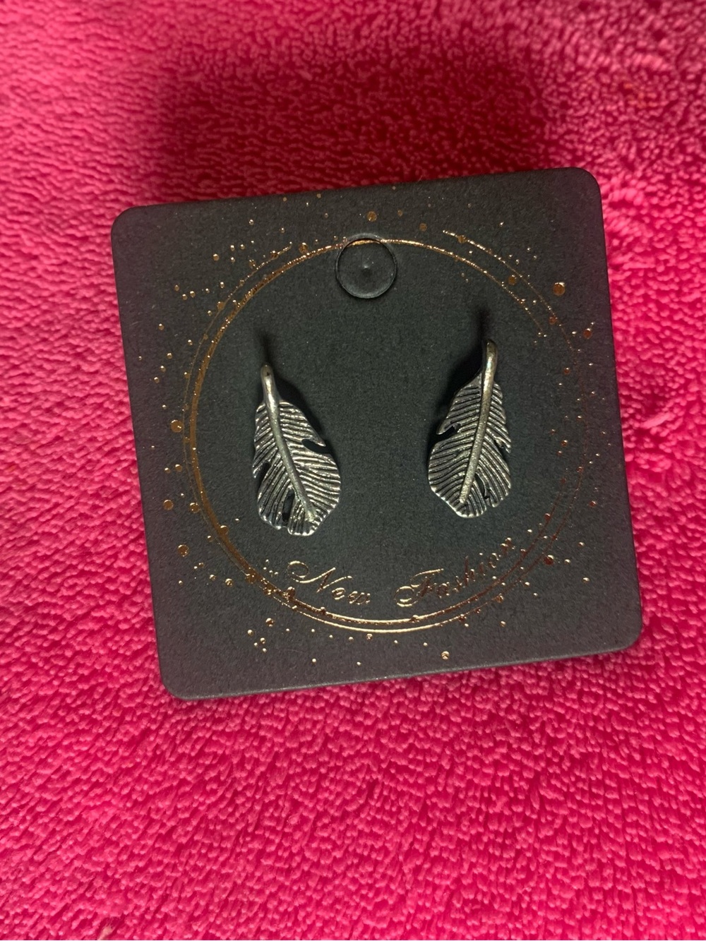 Feather stud Earrings - Silver Tone